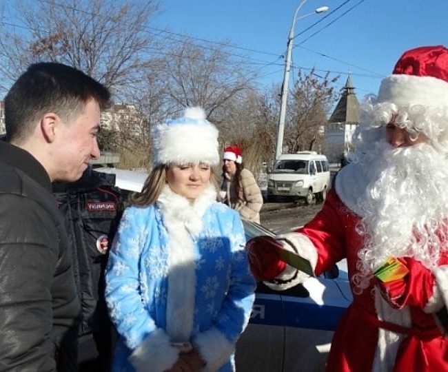 Во Владимирской области Полицейский Дед Мороз напомнил водителям и пешеходам о необходимости безопасного поведения на дорогах