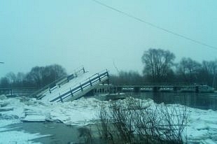 Лед сдвинул мост на реке Клязьма во Владимирской области